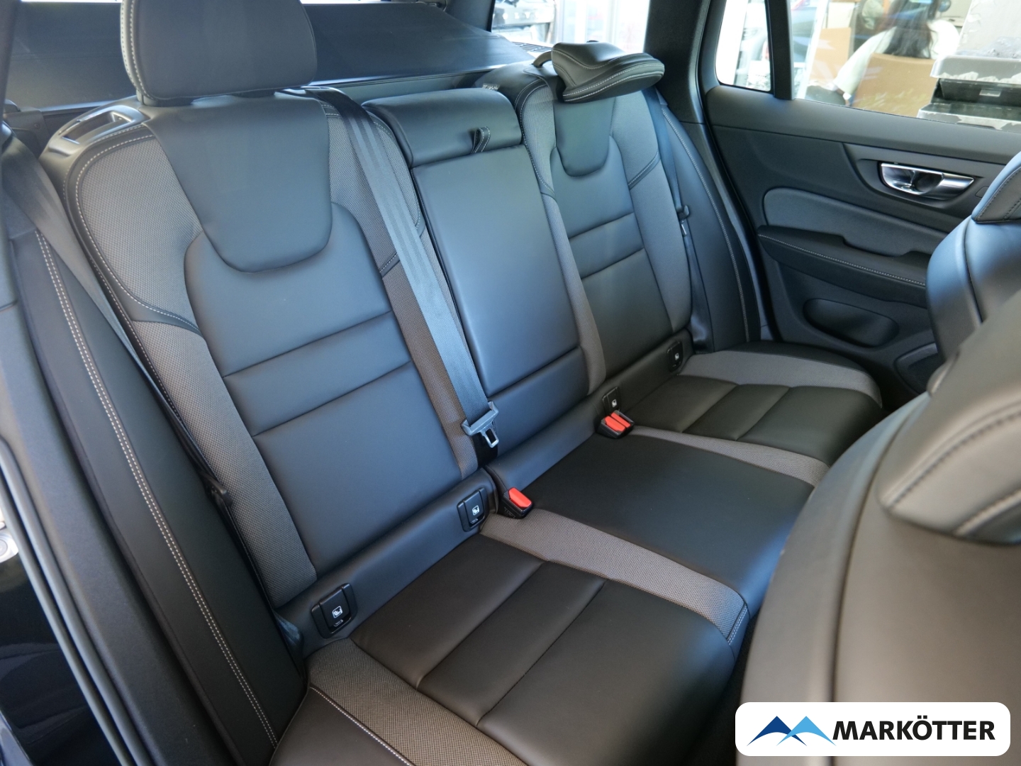 Fahrzeugabbildung Volvo V60 B4 Plus Dark AHK/STHZ/BLIS/360CAM/Google