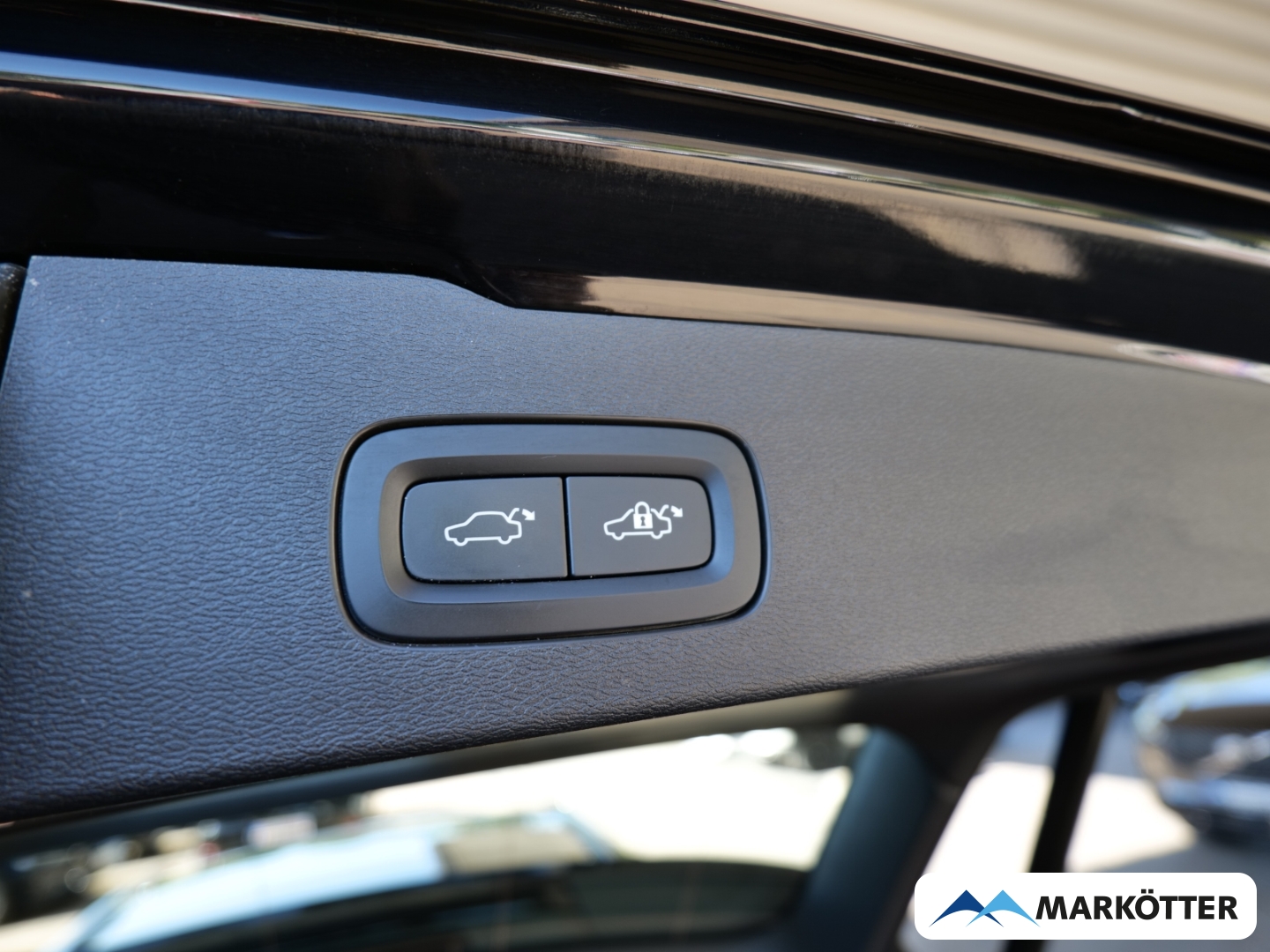Fahrzeugabbildung Volvo V60 B4 Plus Dark AHK/STHZ/BLIS/360CAM/Google