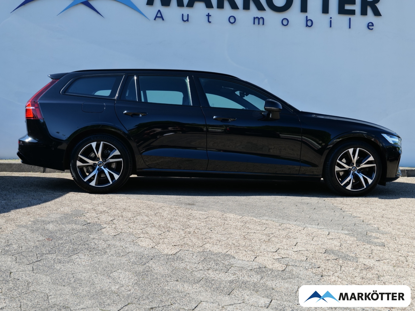 Fahrzeugabbildung Volvo V60 B4 Plus Dark AHK/STHZ/BLIS/360CAM/Google