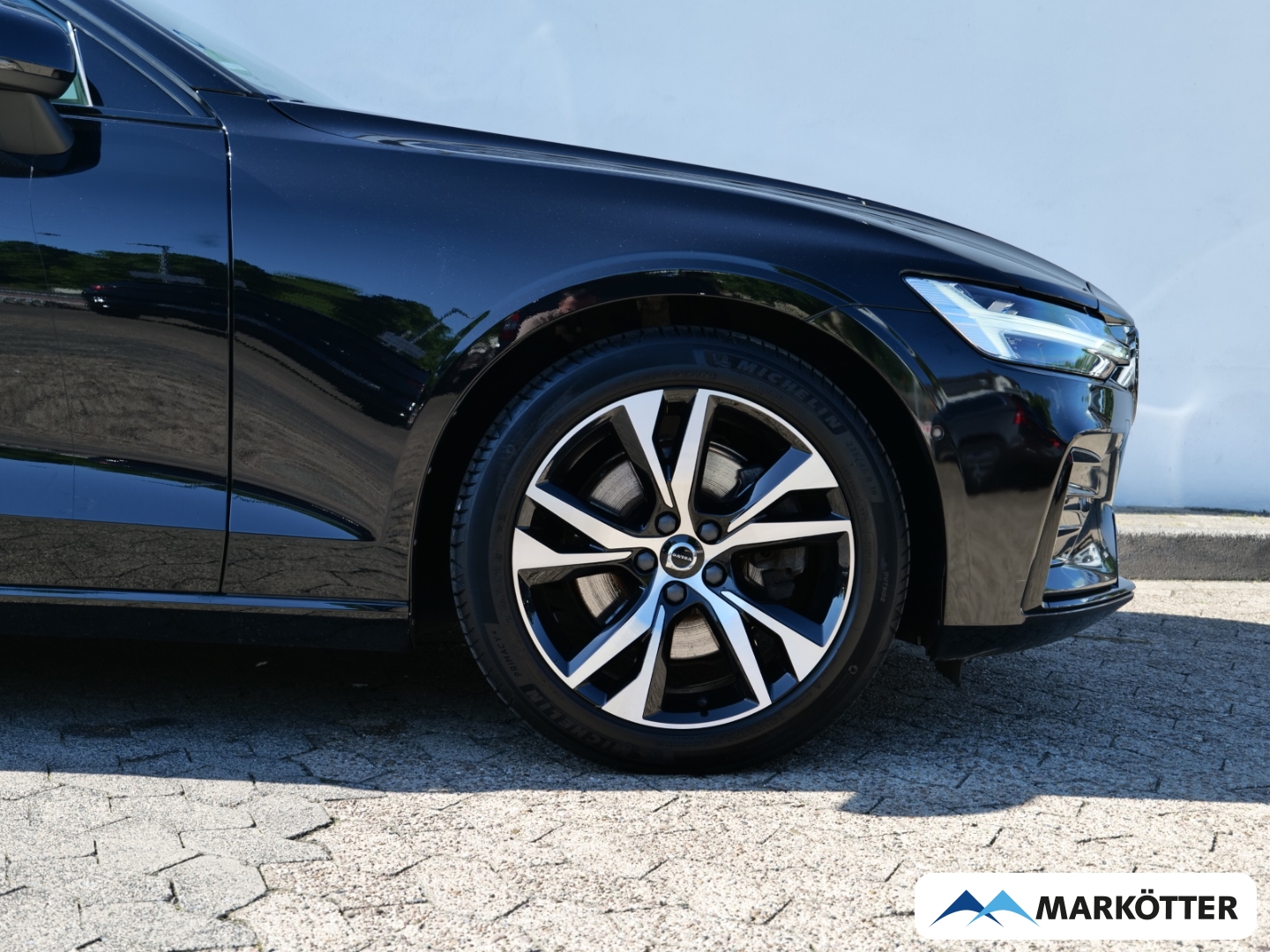 Fahrzeugabbildung Volvo V60 B4 Plus Dark AHK/STHZ/BLIS/360CAM/Google