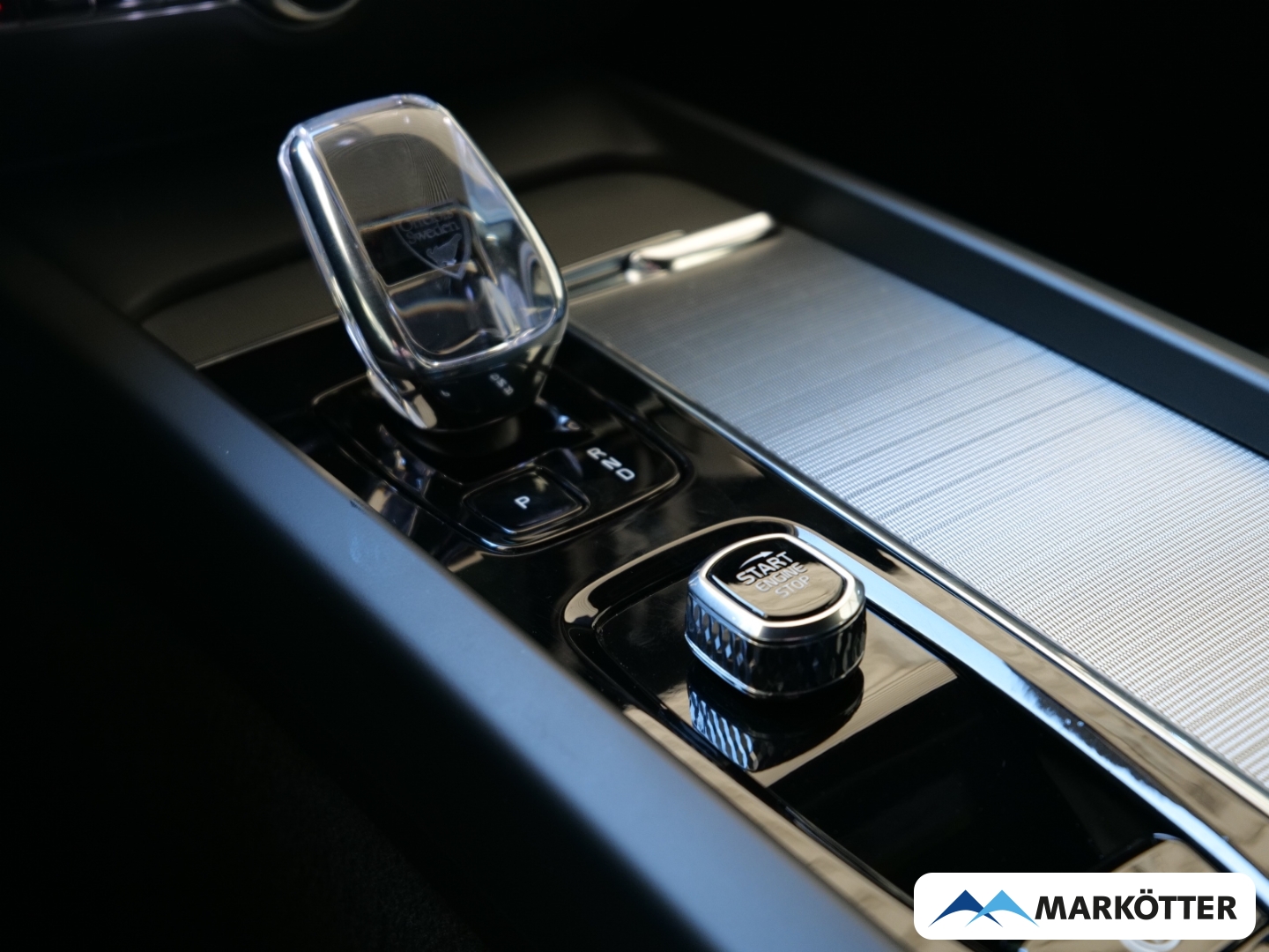 Fahrzeugabbildung Volvo V60 B4 Plus Dark AHK/STHZ/BLIS/360CAM/Google
